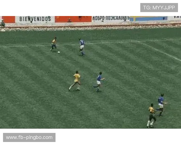 盘带撕开后防线，关键战中贝利回撤接应区别于现代9号